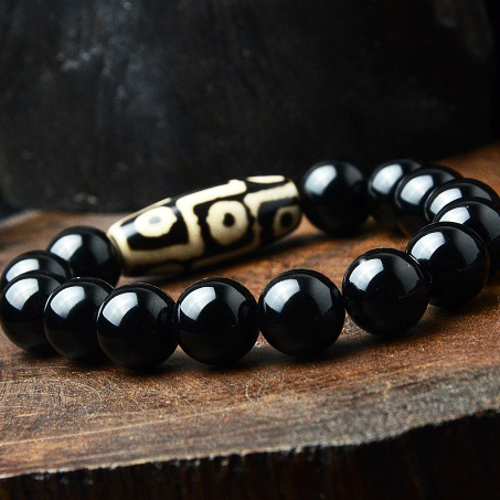 Bracelet of black agate and Dzi 9 eye beads