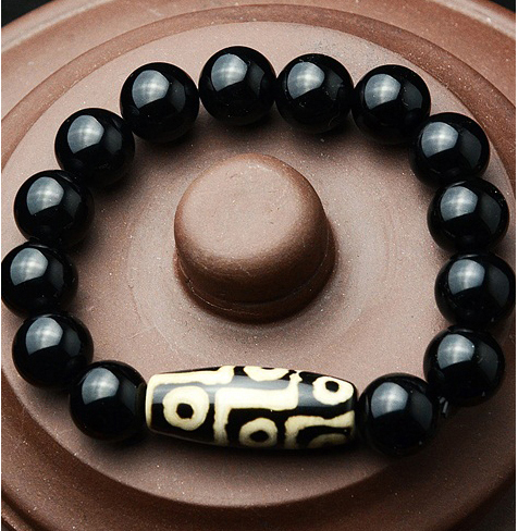 Bracelet of black agate and Dzi 9 eye beads