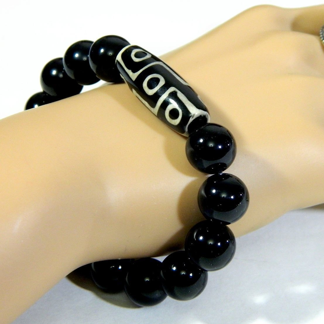 Bracelet of black agate and Dzi 9 eye beads