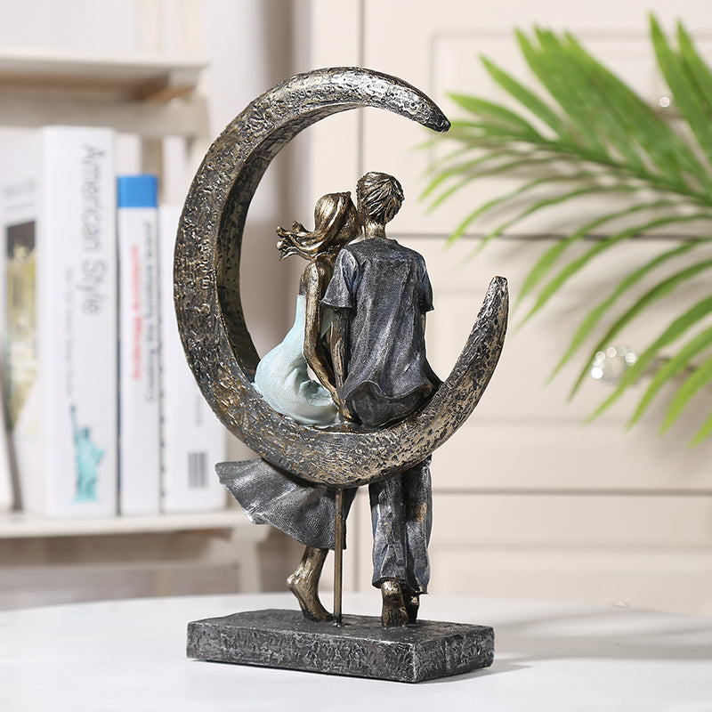 A romantic statue of a couple in the moonlight