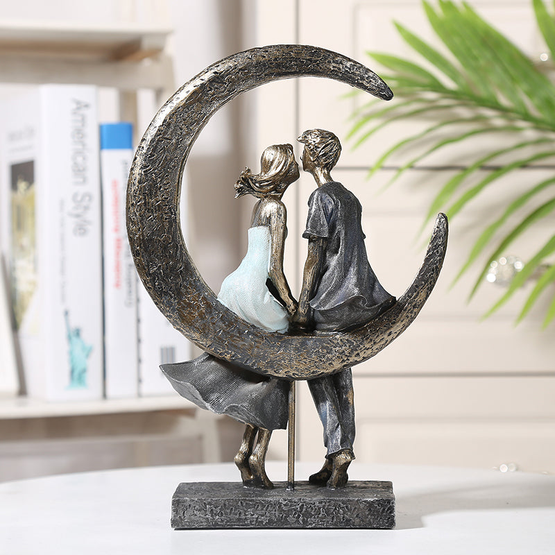 A romantic statue of a couple in the moonlight