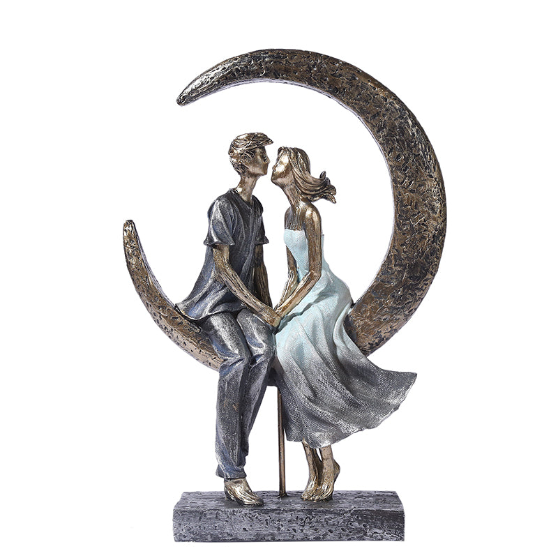 A romantic statue of a couple in the moonlight