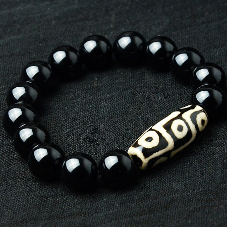 Bracelet of black agate and Dzi 9 eye beads