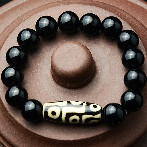 Bracelet of black agate and Dzi 9 eye beads