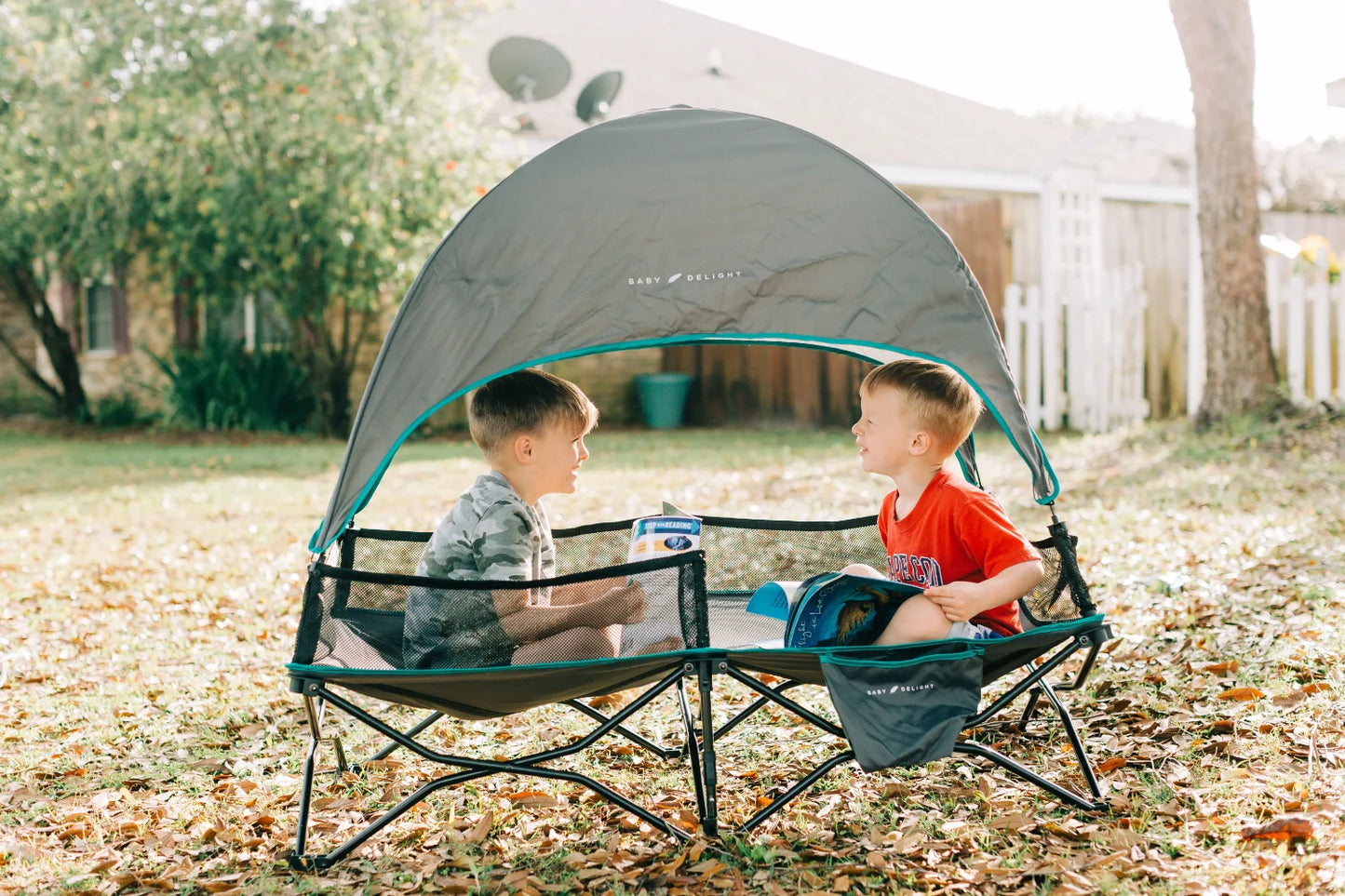 Travel bungalow bed for babies with sun protection