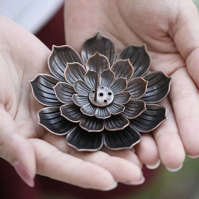 Metal lotus-shaped candle holder